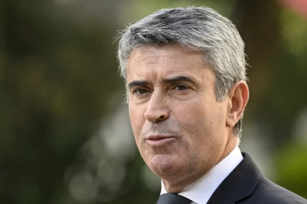 25 de Novembro? PS critica "tentação revisionista de ajuste de contas"