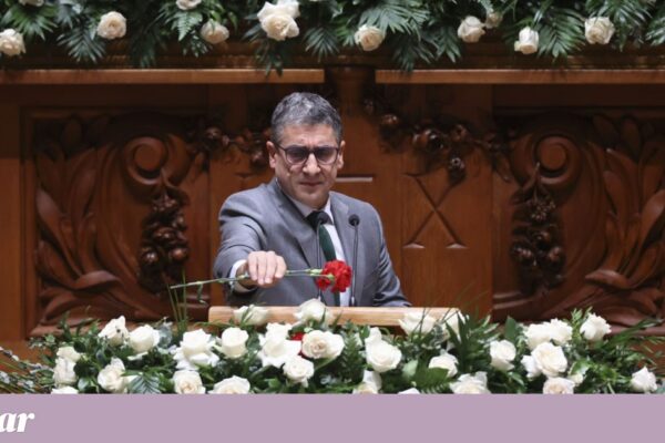 25 de Novembro: troca de cravos e rosas brancas marcou as comemorações no Parlamento