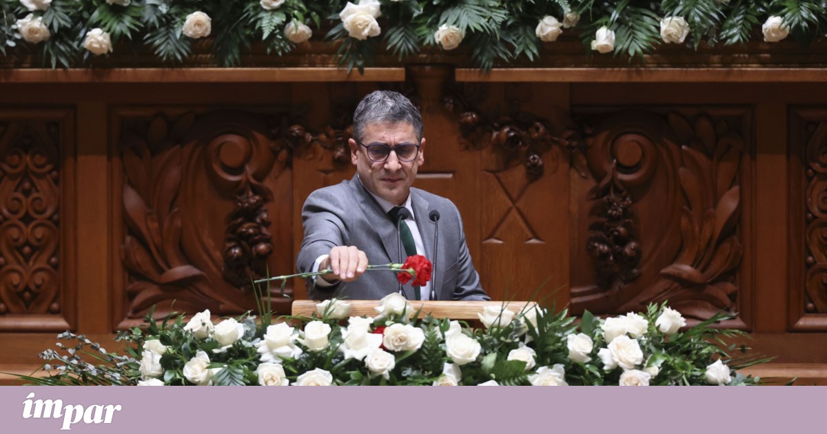 25 de Novembro: troca de cravos e rosas brancas marcou as comemorações no Parlamento