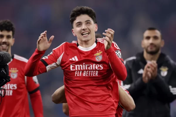 Aí está ele. Manu Silva não esconde o sorriso no regresso ao Benfica