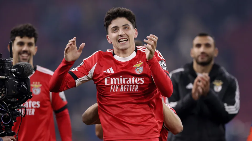 Aí está ele. Manu Silva não esconde o sorriso no regresso ao Benfica