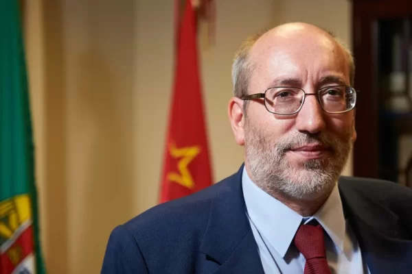 António Filipe acusa Governo de beneficiar empresas e esquecer bombeiros