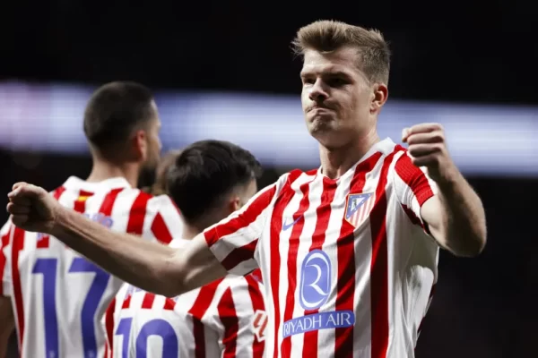 Atlético vence com 'bis' de Sorloth e mantém perseguição ao Barcelona