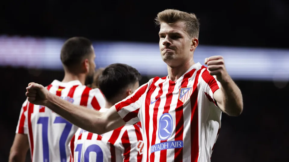 Atlético vence com 'bis' de Sorloth e mantém perseguição ao Barcelona