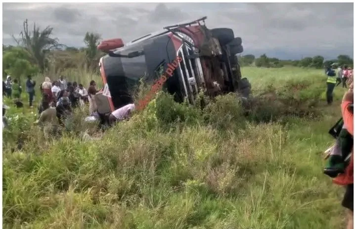 Autocarro da Nagi Investimentos capota na manhã deste sábado na Palmeira, Manhiça