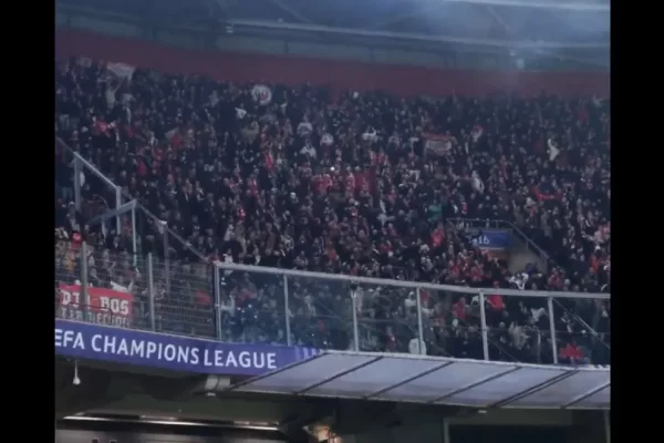 Benfica mostra show de adeptos presentes no primeiro triunfo na Champions