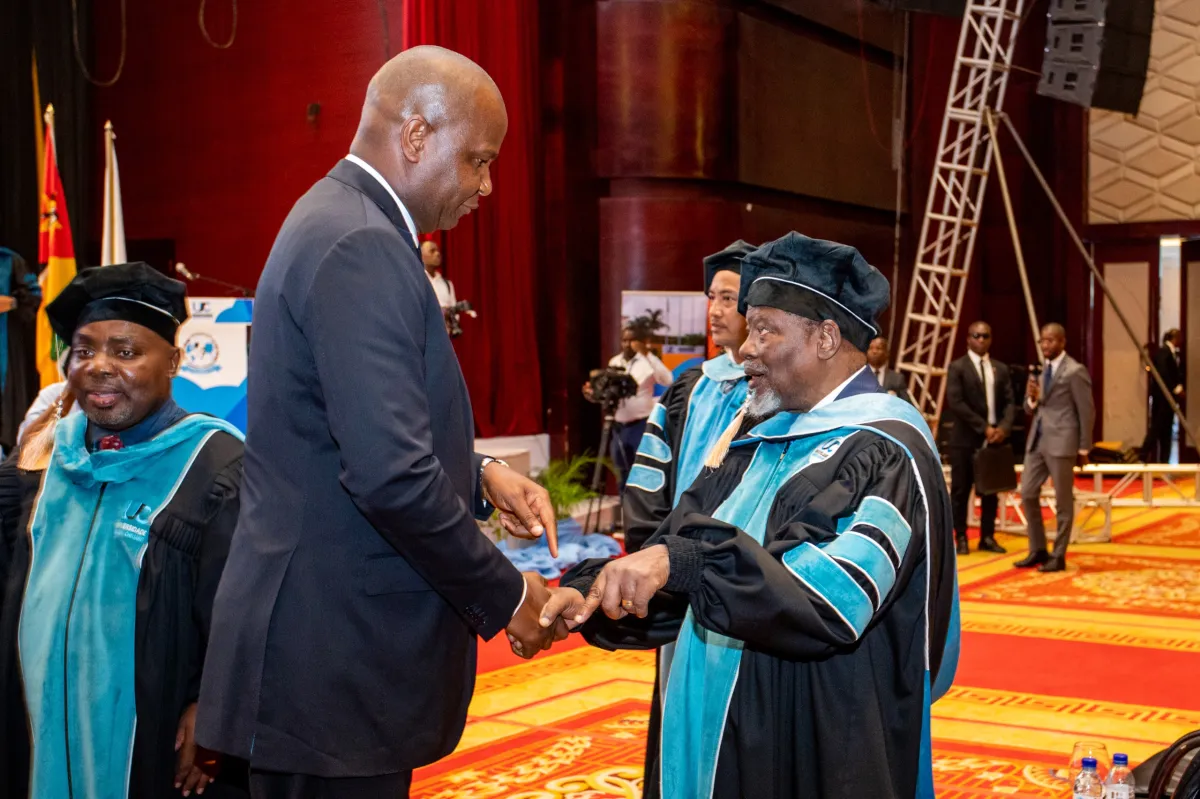 Chissano pisca o olho a Chapo na outorga do Honoris Causa