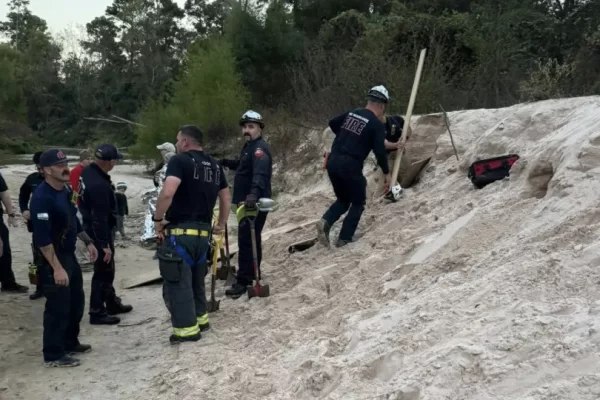 Criança resgatada após buraco na areia desabar. "Pai correu até ela"
