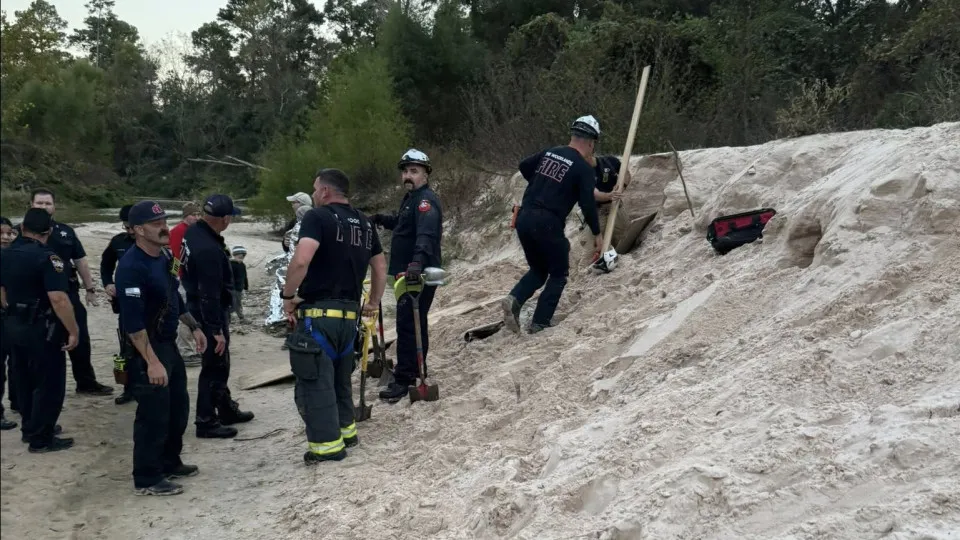 Criança resgatada após buraco na areia desabar. "Pai correu até ela"