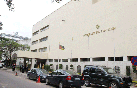 Deputados debatem projecto de redução de uso de papel na Assembleia da República