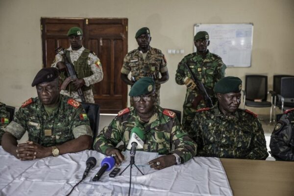 Embaló detido e militares "controlam" Guiné-Bissau
