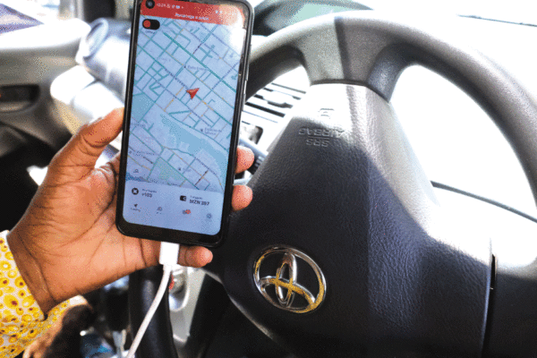 Falsos clientes perseguem assaltam e assassinam taxistas