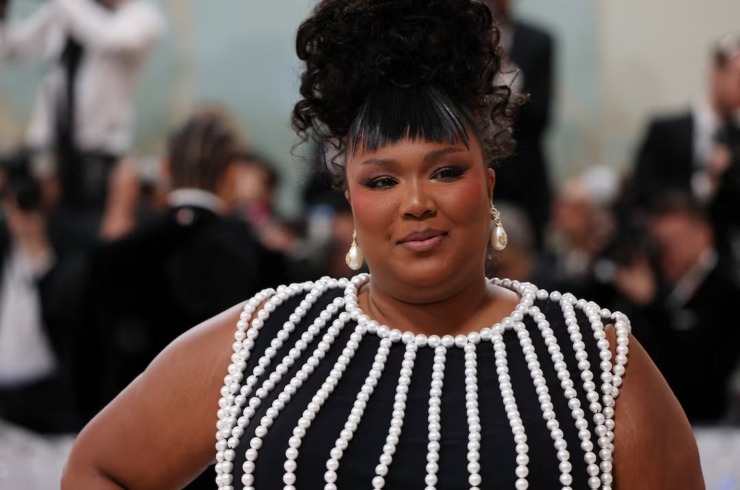 Lizzo alerta que o uso massivo de Ozempic está a apagar as mulheres <em>plus size</em>