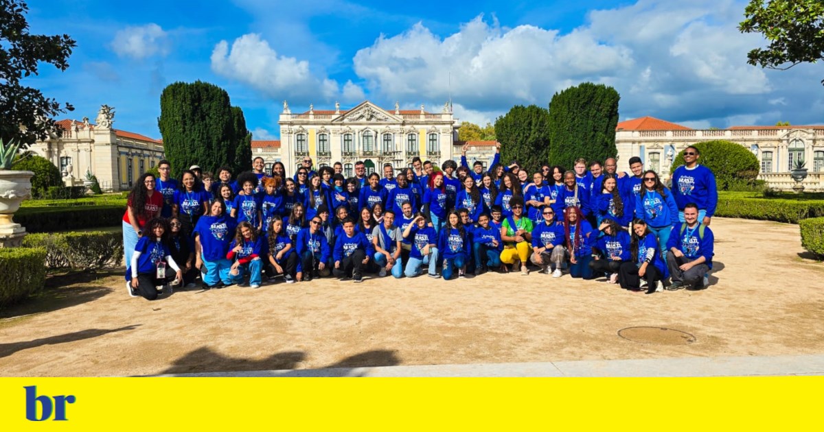 Mais de 100 adolescentes brasileiros revisitam a história do Brasil em Portugal
