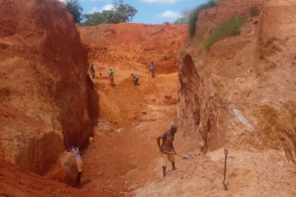Moçambique Suspende Mineração na Província de Manica, a Maior Produtora de Ouro