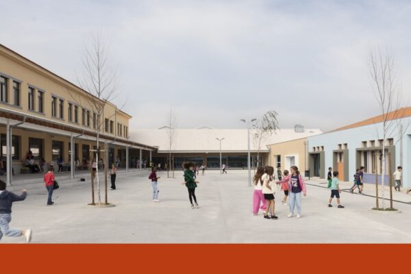 Nesta escola em Aveiro um arquitecto fez um coberto para as crianças brincarem em dias de chuva