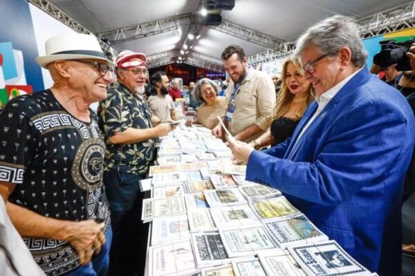 “Ninguém tem o direito de atentar contra a democracia”, afirma governador da Paraíba