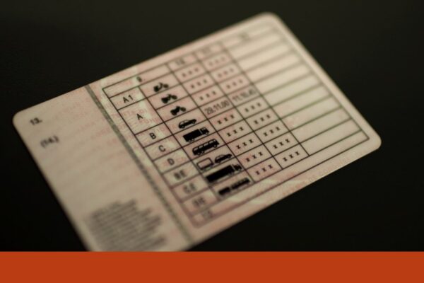 Novas regras para cartas de condução na UE: jovens poderão conduzir aos 17 anos