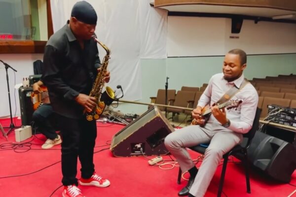 Otis em concerto multidisciplinar em Maputo