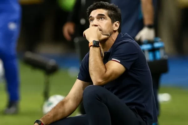 Palmeiras sofre 'cambalhota à Benfica' e Abel já vê título por um canudo