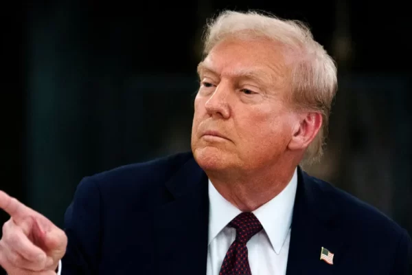 Trump anuncia anulação de textos de Biden assinados com ajuda de máquina