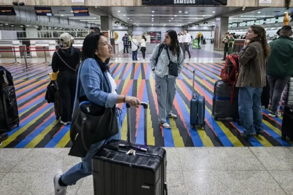 Venezuela: Principal aeroporto continua a funcionar após anúncio de Trump