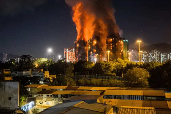 "Inspeção". China com campanha contra riscos de incêndio em arranha-céus
