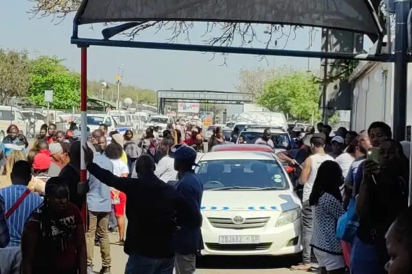 Activista sul-africano denuncia “caos” no atendimento na fronteira de Lebombo em Ressano Garcia