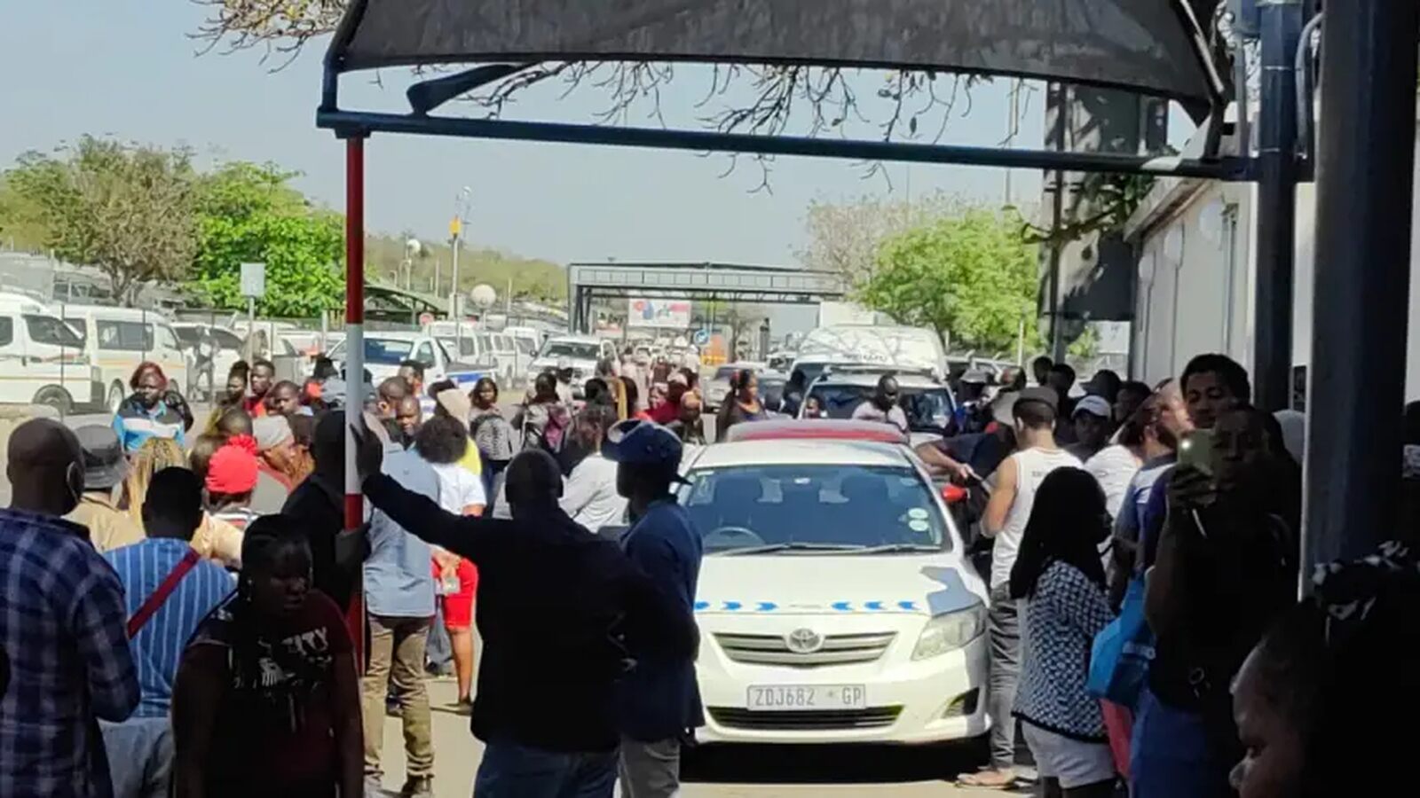 Activista sul-africano denuncia “caos” no atendimento na fronteira de Lebombo em Ressano Garcia
