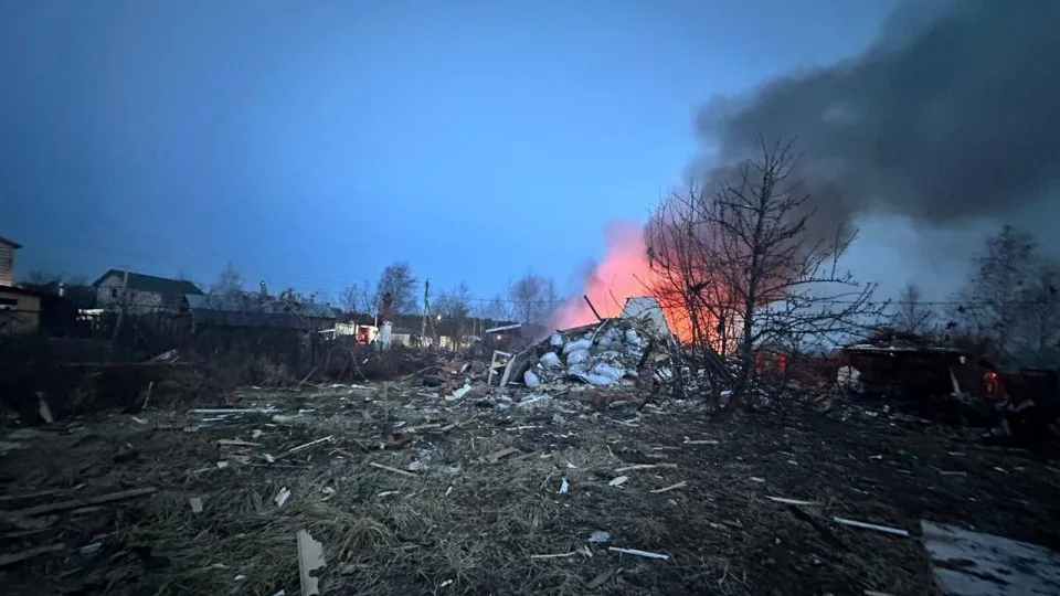 Ataque com drones causa incêndio em infraestrutura de energia russa