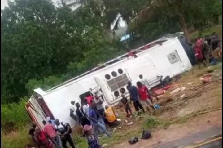 Autocarro da JM Transporte capota em Zavala e provoca vários feridos