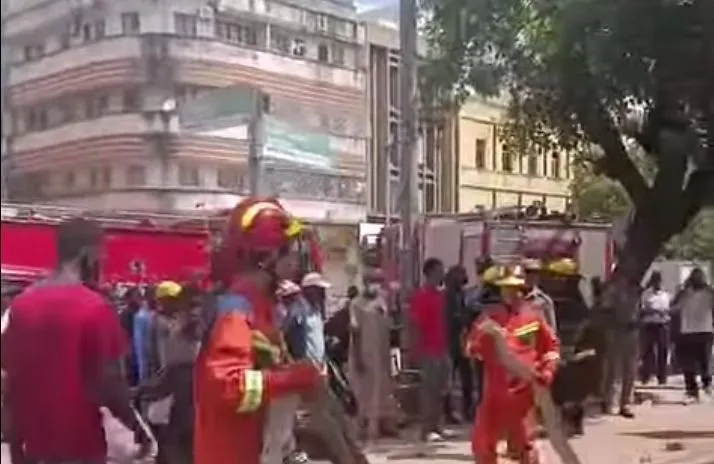 Bombeiros Chineses Combatem Incêndio na Baixa de Maputo e Geram Controvérsia