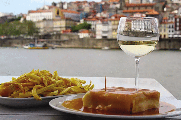 CRÓNICA DE VIAGEM AO PORTO: A “francesinha” e o vinho da Cidade Invicta