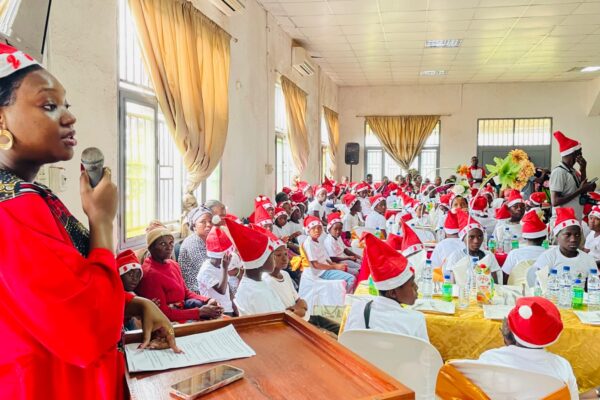 Crianças órfãs e idosos de Mossurize em Natal Solidário