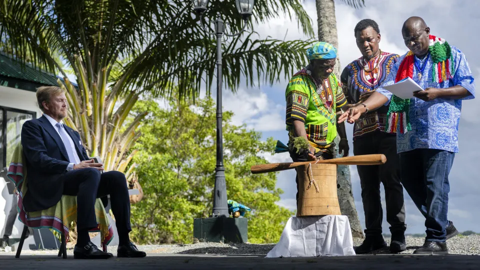 Descendentes de escravos no Suriname aceitam desculpas do rei dos Países Baixos