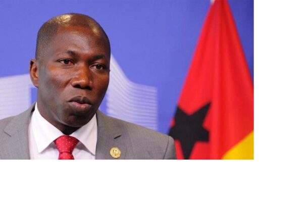 Família de Domingos Simões Pereira quer prova de vida do político guineense, detido numa esquadra de Bissau