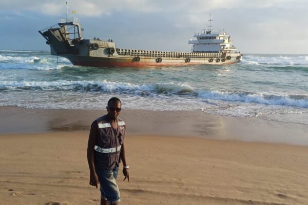 Gaza: Navio encalhado está vazio e não representa ameaça