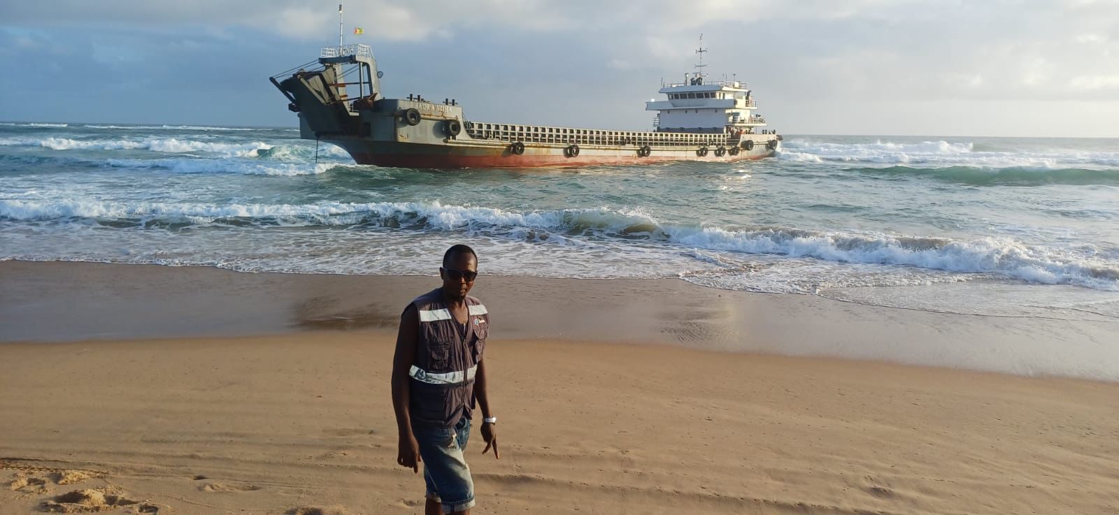 Gaza: Navio encalhado está vazio e não representa ameaça