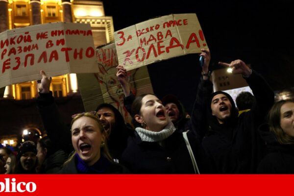 Governo búlgaro retira proposta de primeiro orçamento em euros após protestos populares