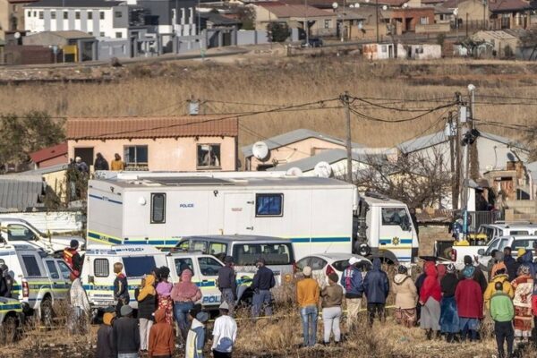 Homens armados matam dez pessoas na África do Sul