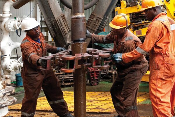 Lei de petróleos vai à revisão