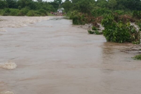 Mocubela e Pebane isolados por terra