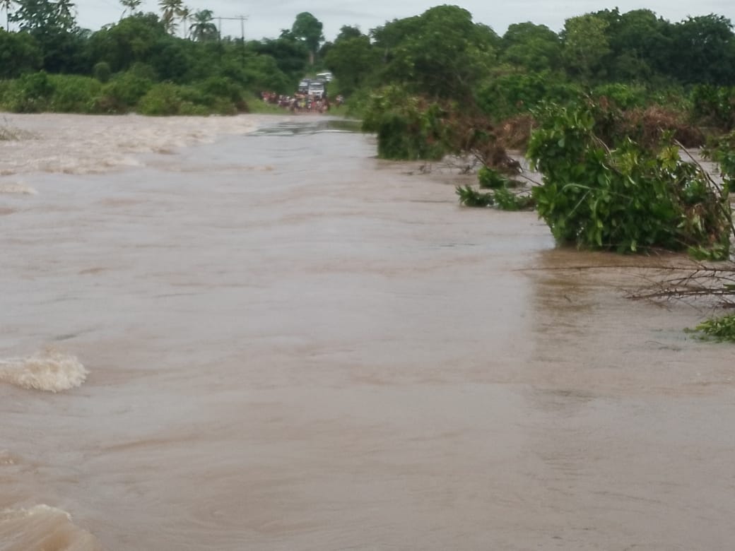 Mocubela e Pebane isolados por terra