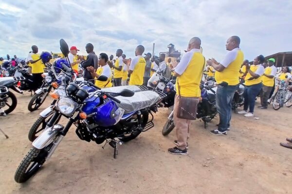 Município de Chimoio dá motas e bicicletas a chefes de bairros