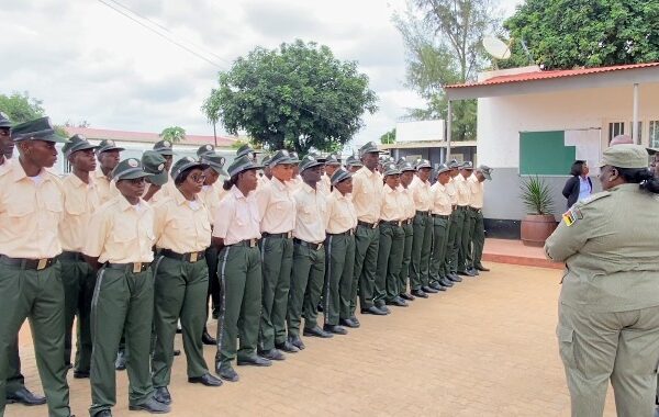 NA MATOLA-RIO:‎ 40 novos agentes da polícia apresentados aos munícipes ‎