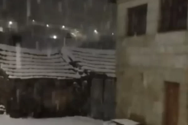 Neve no Montemuro corta estrada nacional entre Cinfães e Castro Daire