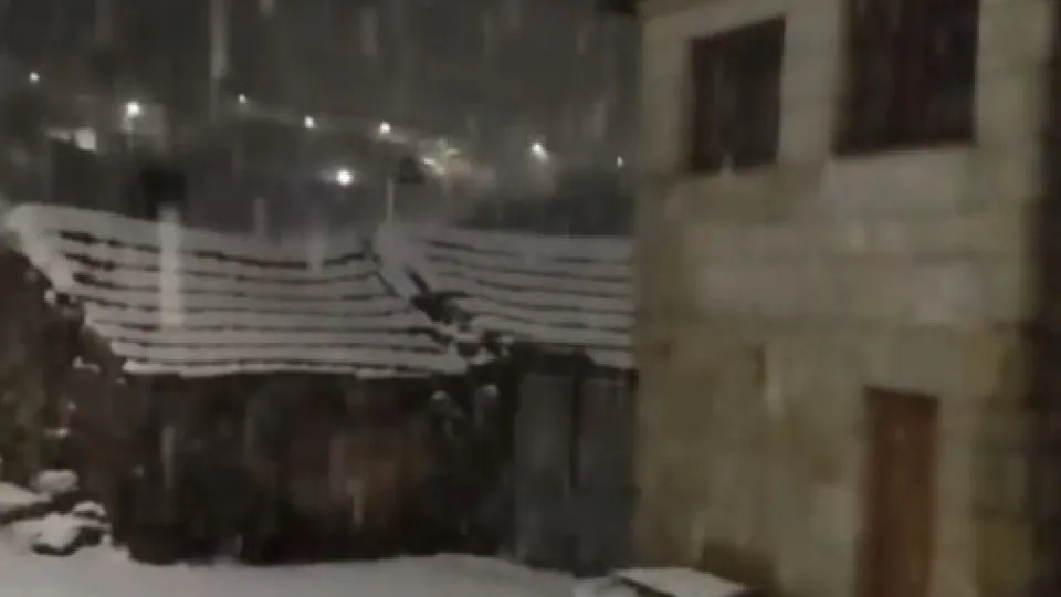Neve no Montemuro corta estrada nacional entre Cinfães e Castro Daire