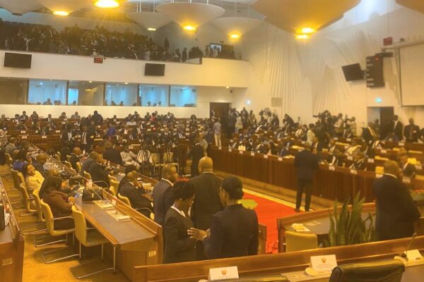 Parlamento aguarda chegada de Chapo