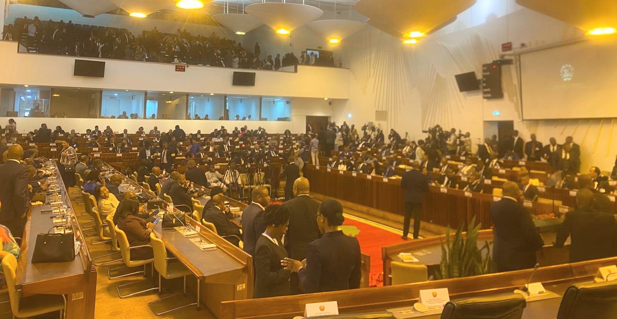 Parlamento aguarda chegada de Chapo