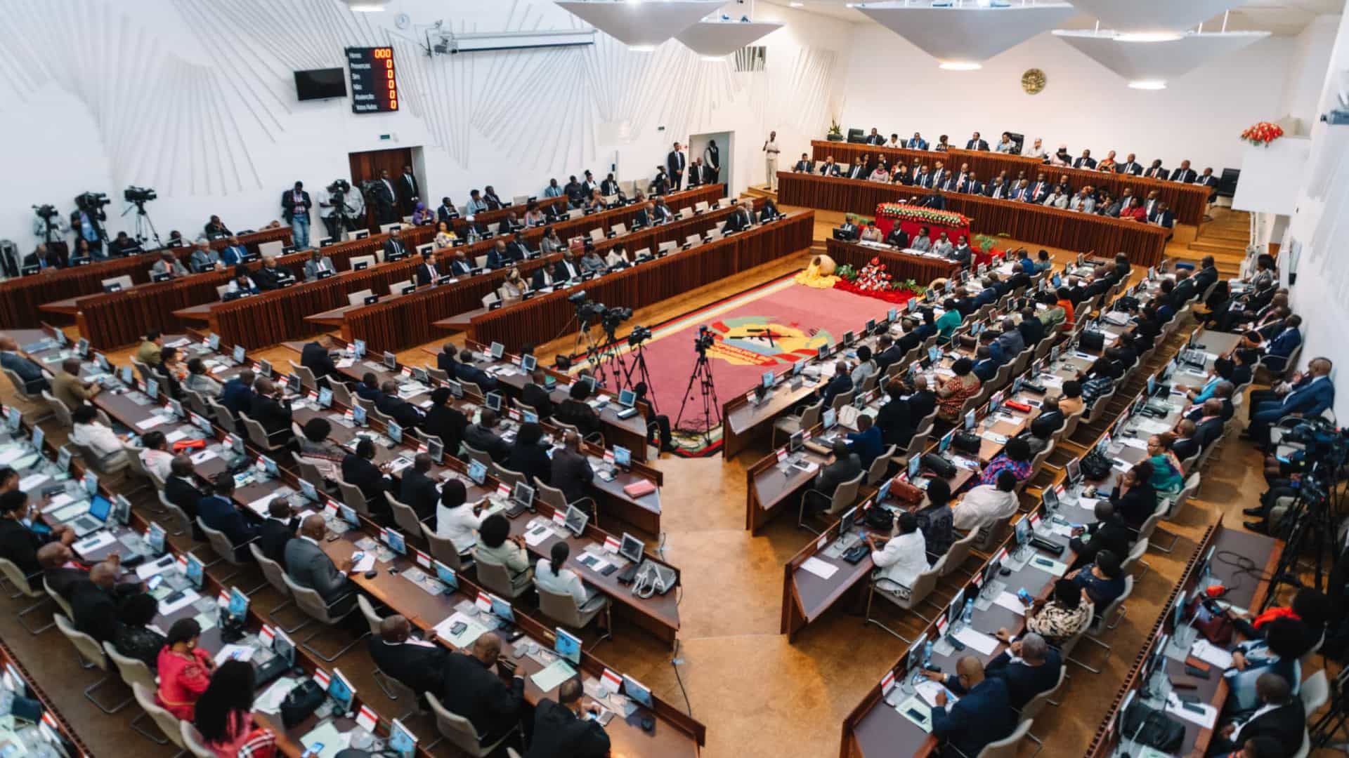 Sector privado defende adiamento da apreciação do pacote fiscal no Parlamento e exige auscultação